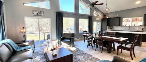 TV connectée, cheminée, table de tennis de table