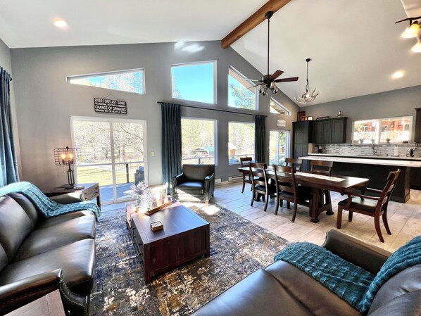 TV connectée, cheminée, table de tennis de table