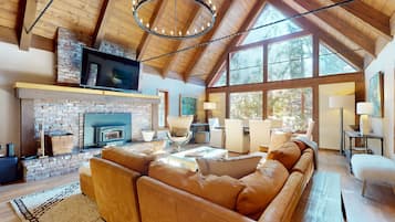 Télévision, cheminée, livres