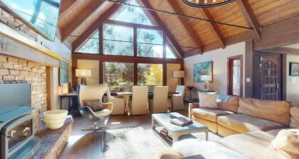 Beautiful home near the lake & slopes with private hot tub, pool table, & WiFi