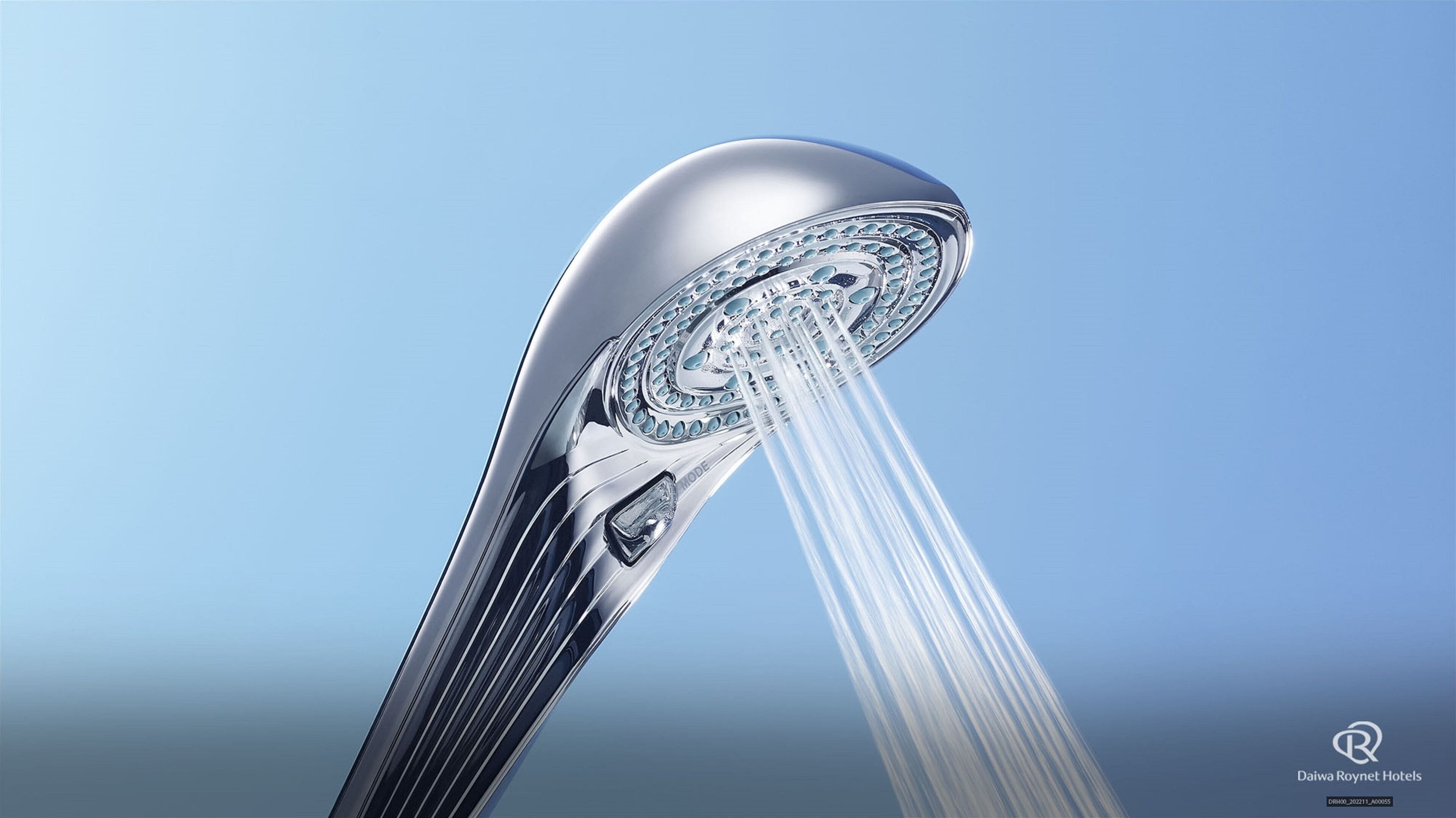 Un grifo moderno con agua corriendo.