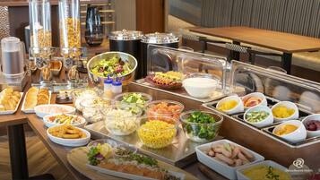 每日供应自助式早餐(每人 JPY 2000)