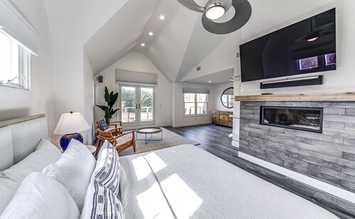 Walk to the Village! Charming modern farmhouse.