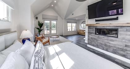 Walk to the Village! Charming modern farmhouse.