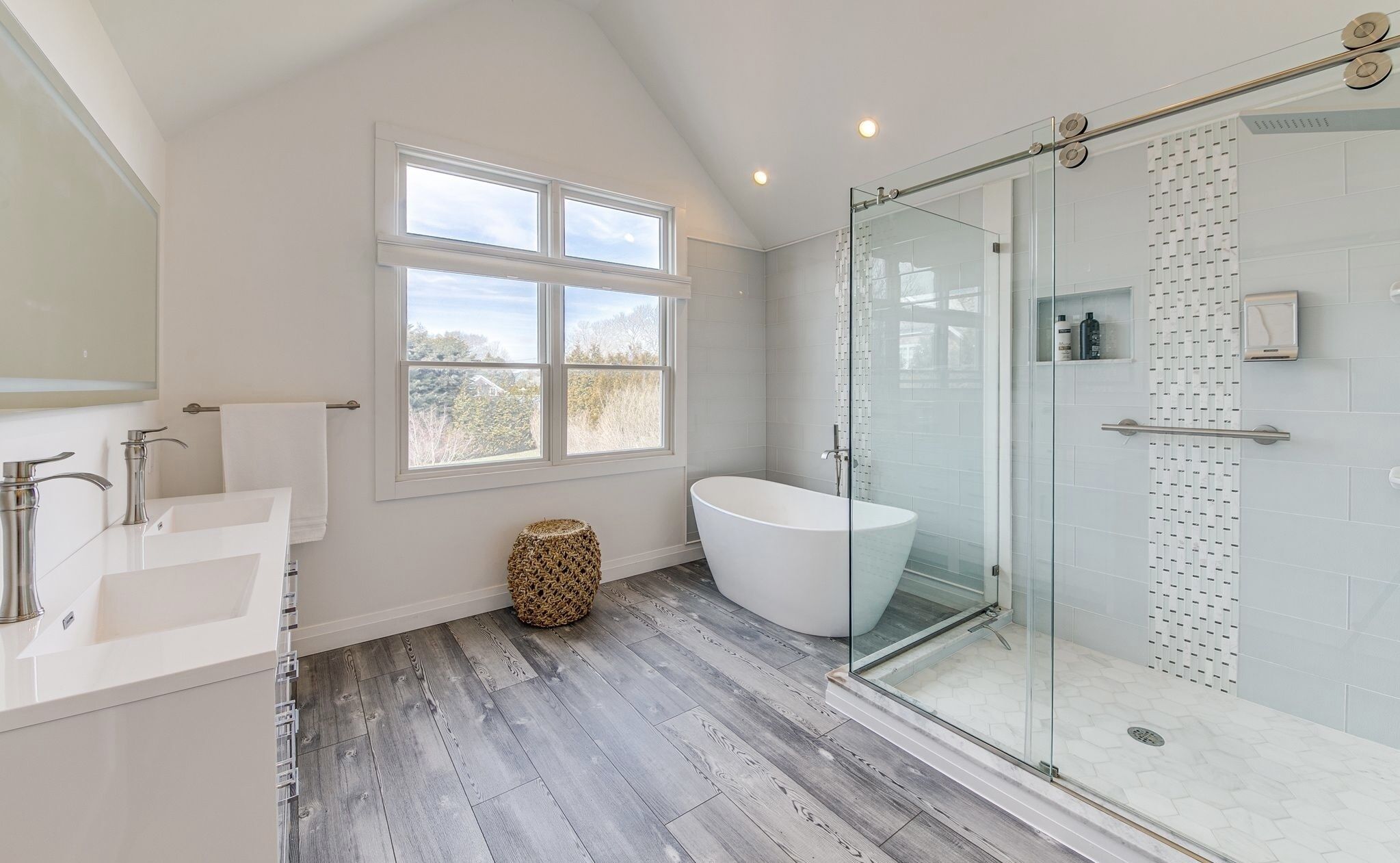 Walk to the Village! Charming modern farmhouse.