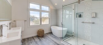 Walk to the Village! Charming modern farmhouse.