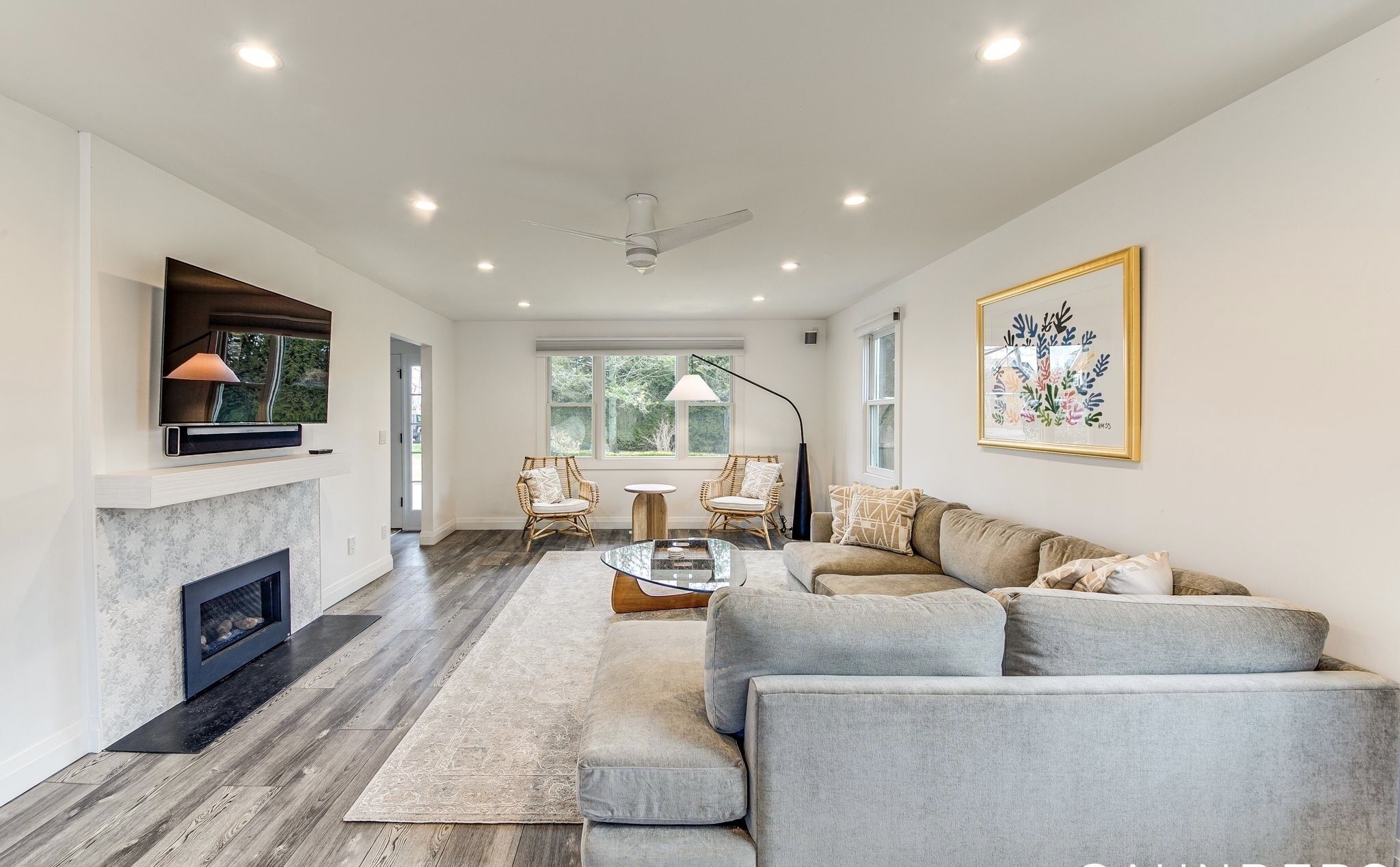Smart TV, fireplace
