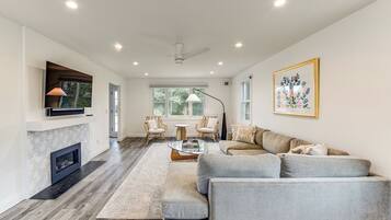 Smart TV, fireplace