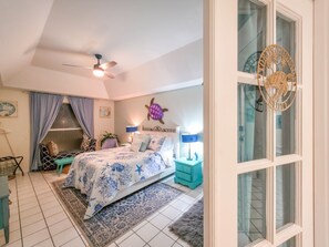 2 bedrooms, iron/ironing board, free WiFi, bed sheets - 2BR Beachy Speakeasy In St Armand's w/ Rooftop Deck. Walk to Lido Beach (Sarasota)
