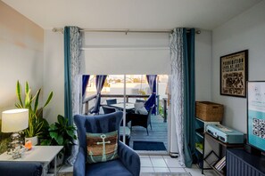 Téléviseur, livres, sélection de films, chaîne audio