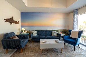 TV, bøker, filmbibliotek og stereoanlegg