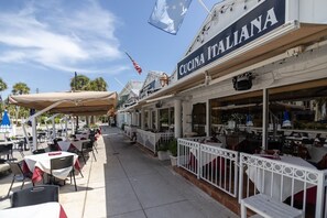 Outdoor dining - 2BR Beachy Speakeasy In St Armand's w/ Rooftop Deck. Walk to Lido Beach (Sarasota)