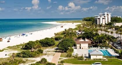 2BR Beachy Speakeasy In St Armand's w/ Rooftop Deck. Walk to Lido Beach