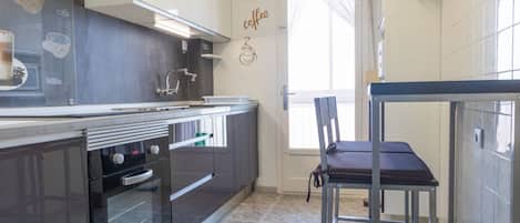 Réfrigérateur, micro-ondes, four, cafetière/bouilloire