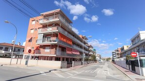 A multi-story residential building with balconies, a clear sky, and a street with a 'no entry' sign. - 060 - Gran Playa 004 - comfortHOLIDAYS (Santa Pola)