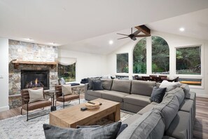 Smart TV, chimenea, libros y servicios de streaming 