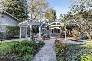 Terrace/patio - Private 1+ acre, Bocce, Waterfall, Free Pool Heat (Santa Rosa)