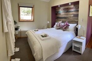 1 bedroom, WiFi, bed sheets - Mulberry Cottage - with spa and fireplace (The Patch)