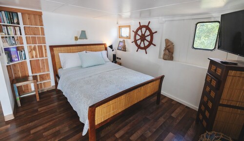 Queen Malesso Beachfront BnB