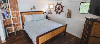 Queen Malesso Beachfront BnB