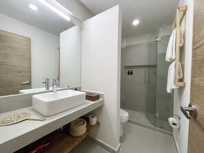 A modern bathroom with a large mirror, two sinks, a shower, and a toilet. - Rooms Huatulco (Santa María Huatulco)