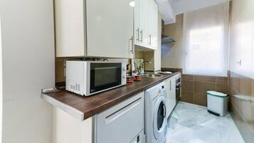 Een koelkast, een magnetron, een oven, een kookplaat