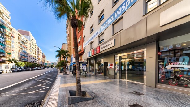 A street view with a storefront labeled 'Vespalaga' and a sign for 'Offertai Pack Especial'.