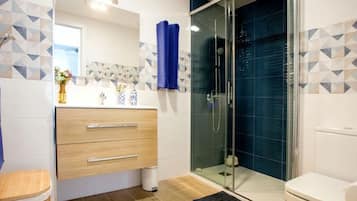 Een douche, een haardroger, handdoeken, toiletpapier