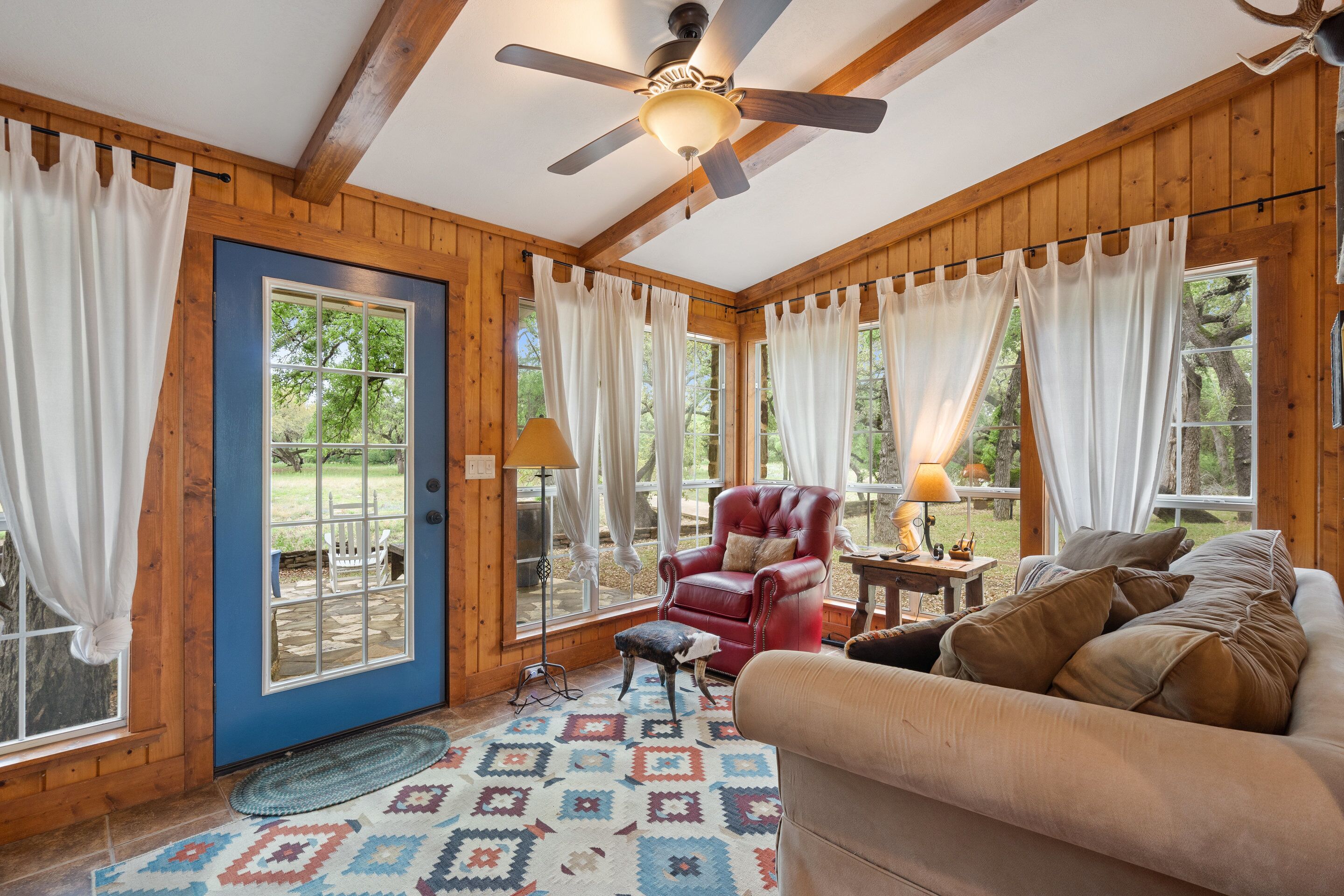 Cozy 2 Bedroom Cabin on Comanche Creek with Firepit