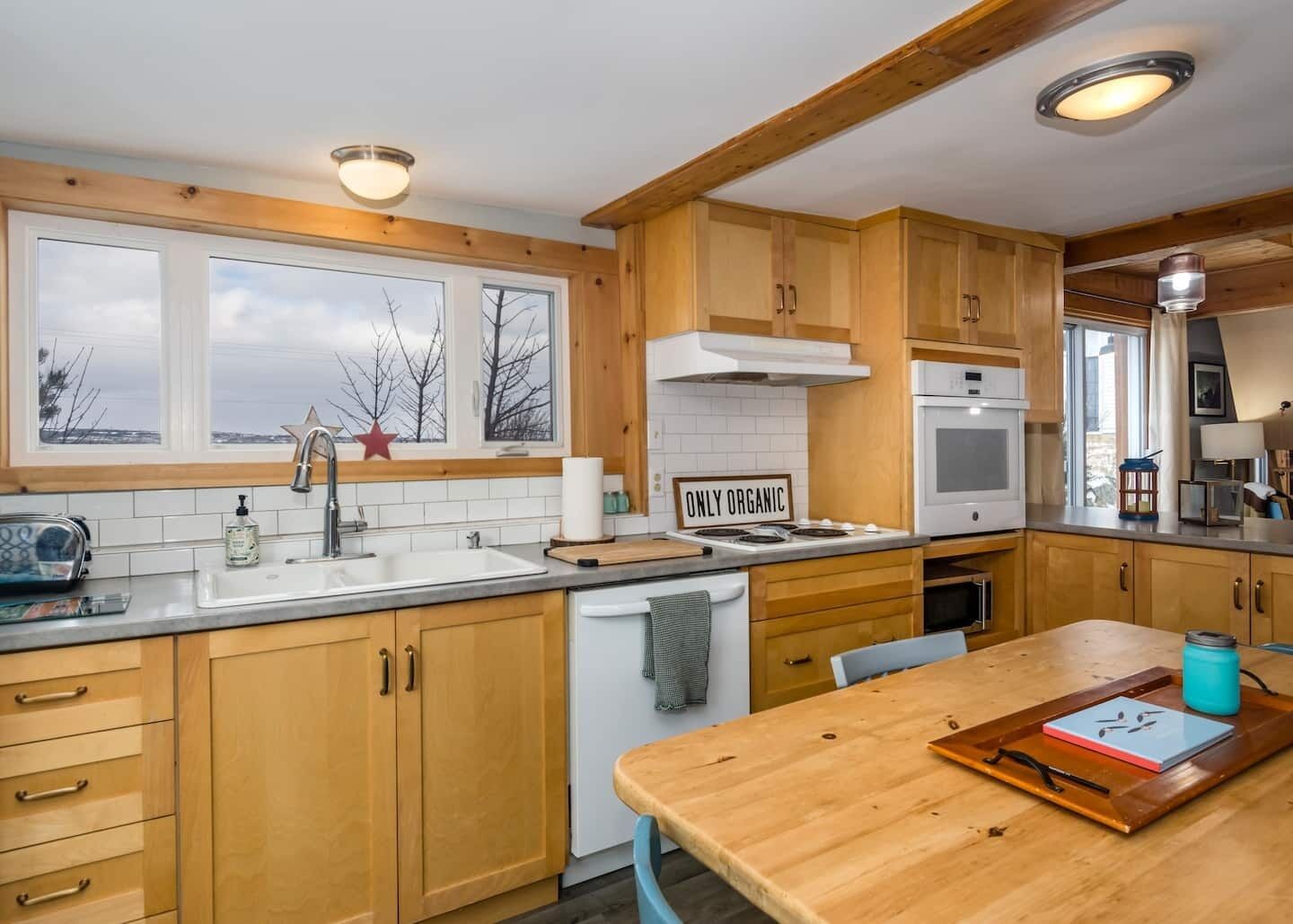 Cozy Cottage In The City With A View!