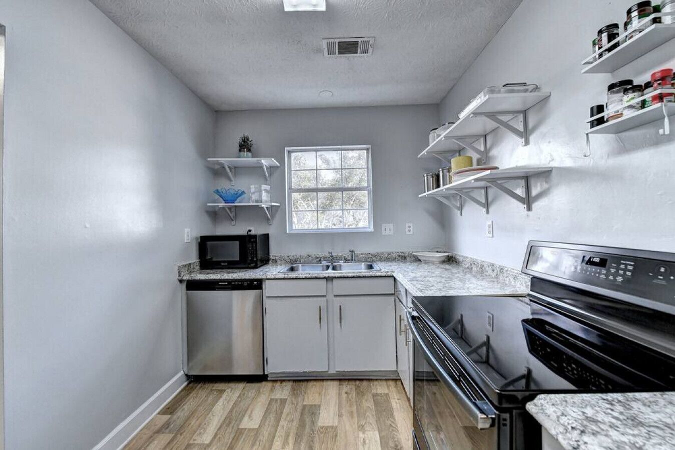 Geladeira, micro-ondas, fogão, cooktop