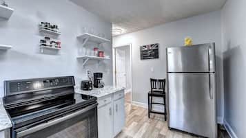 Lemari es, microwave, oven, dan kompor