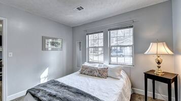 5 chambres, bureau, fer et planche à repasser, lit de bébé portatif