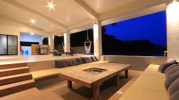 Luxury Villa | Terrace/patio