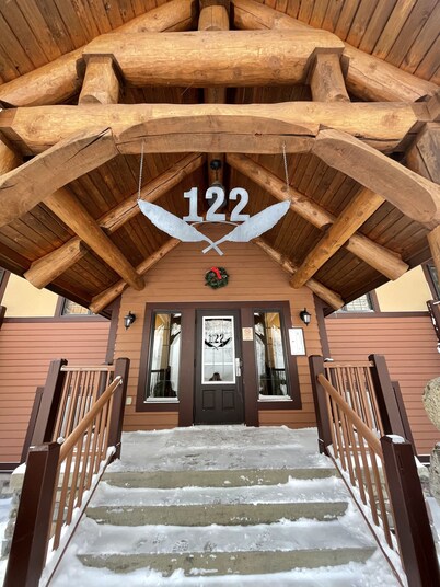 Best ski-in/ ski-out with A/C and fireplace!