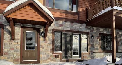 Best ski-in/ ski-out with A/C and fireplace!