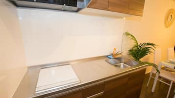 Fridge, microwave, stovetop, cookware/dishes/utensils