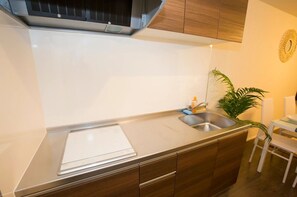 冷蔵庫、電子レンジ、コンロ、調理器具と食器
