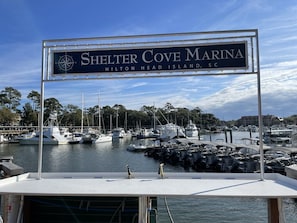Un panneau d’indication menant à la marina de Shelter Cove, située à Hilton Head Island, en Caroline du Sud.