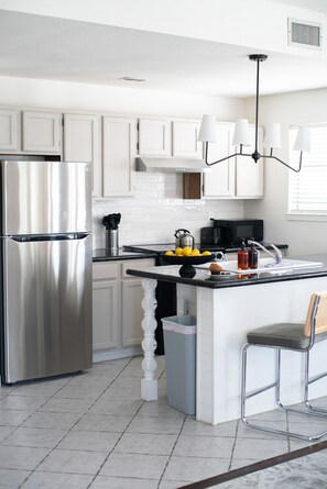 Geladeira, micro-ondas, fogão, cooktop