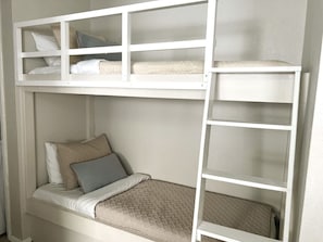 1 slaapkamer, een bureau, een strijkplank/strijkijzer, wifi