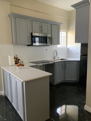 ثلاجة، ميكروويف، موقد طهي مسطح، ماكينة لصنع القهوة/الشاي