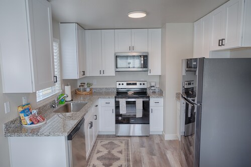 Newly Built Cozy Mountain Retreat - Stunning Views, King Bed, Hikes, Lakes 