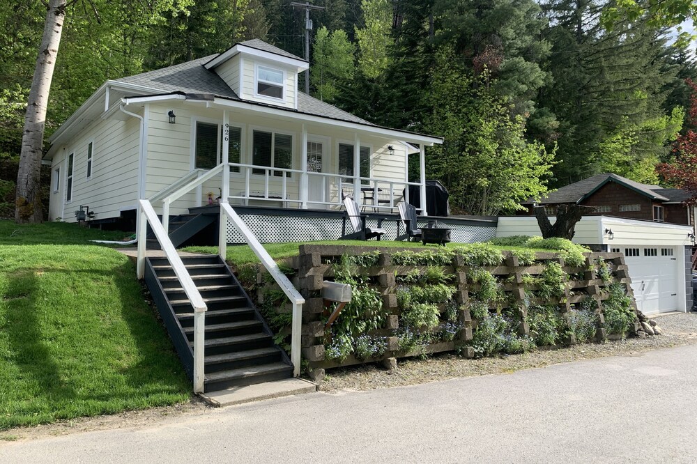 Completely renovated bungalow on South Hill steps from quaint downtown Wallace!!