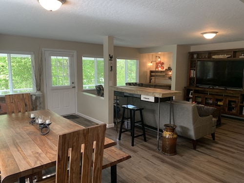 Completely renovated bungalow on South Hill steps from quaint downtown Wallace!!