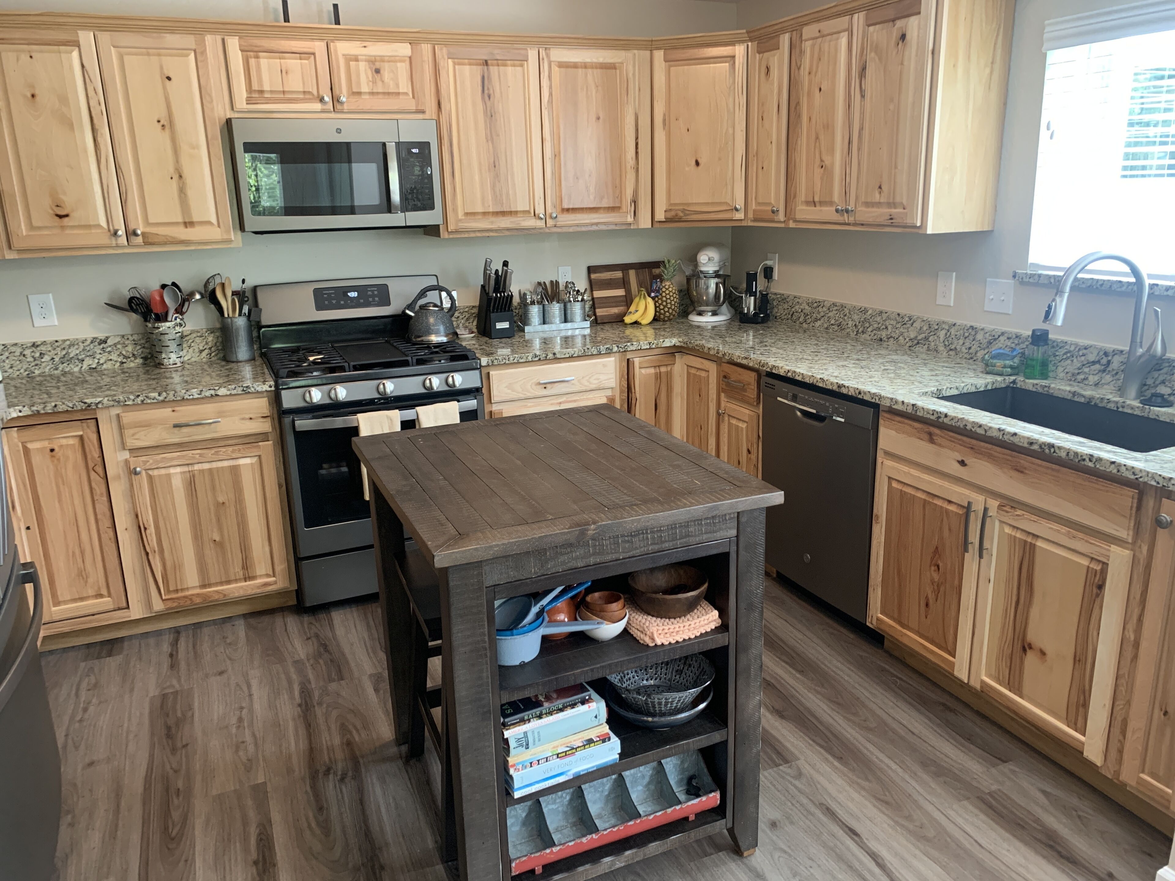 Jääkaappi, mikroaaltouuni, uuni, liesi