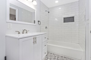 وحدات دش مع أحواض استحمام، مجففات شعر، مناشف