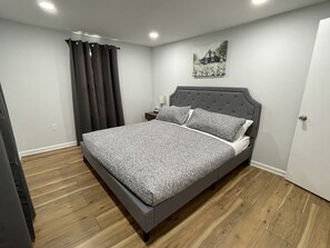 6 bedrooms, desk, iron/ironing board, travel cot