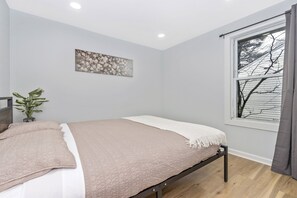 6 عدّة غرف نوم ومكتب ومكواة/لوح كي وسرير سفر