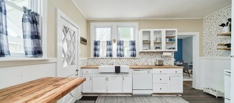 Central & Peaceful 3-bed home with a fireplace